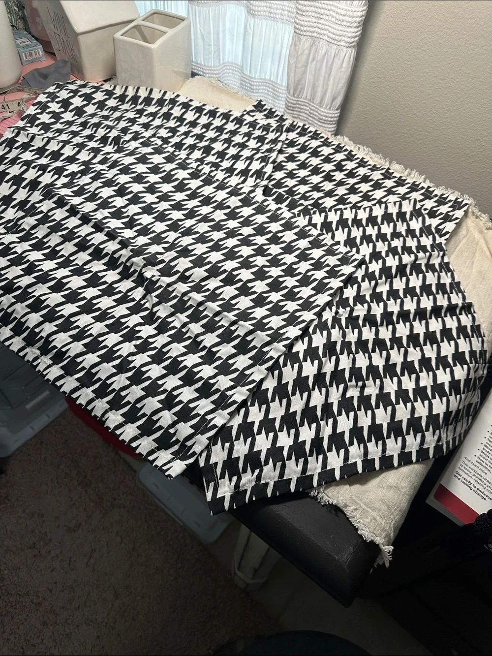 Black & white Houndstooth table Runner with Placemats.